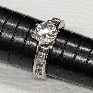 925 Sterling Silver Ring With Glass Stones Size 8.5 Round Square Classic